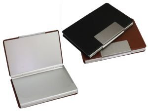 Porta cartão com metal e couro