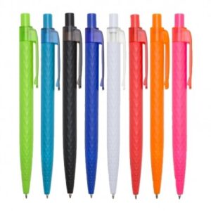 Caneta plástica com corpo inteiro em relevo/ formatos de losango, para personalização apenas no clip.