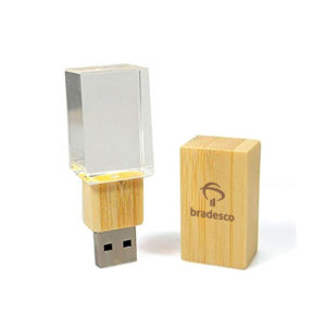 Pen drive de cristal com tampa e detalhe em bambu