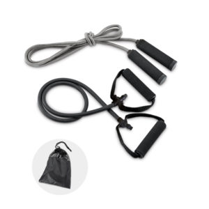 Kit fitness com elástico e corda de pular.
