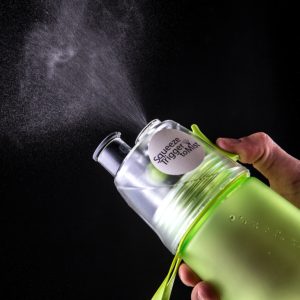 Squeeze plástico 700ml brilhante com borrifador e alça