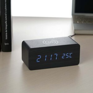 Relógio de madeira com carregador de celular por indução.